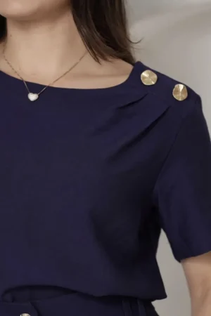 Blusa social manga curta com detalhe no ombro