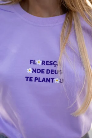 Camiseta floresça