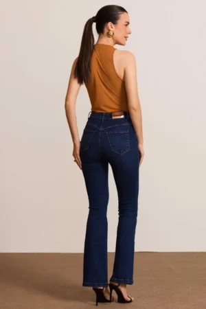 Calça flare baixa estatura shape fit