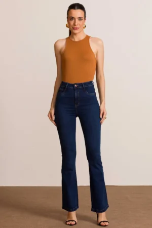 Calça flare baixa estatura shape fit
